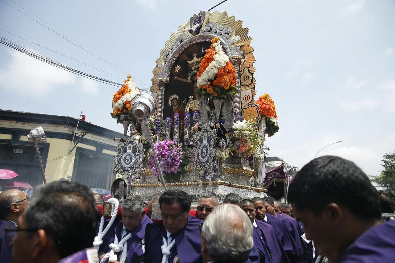El Cristo de Pachacamilla pasó por el Hospital San Bartolomé en la avenida Alfonso Ugarte. Fotos: Cesar Campos/ @photo.gec