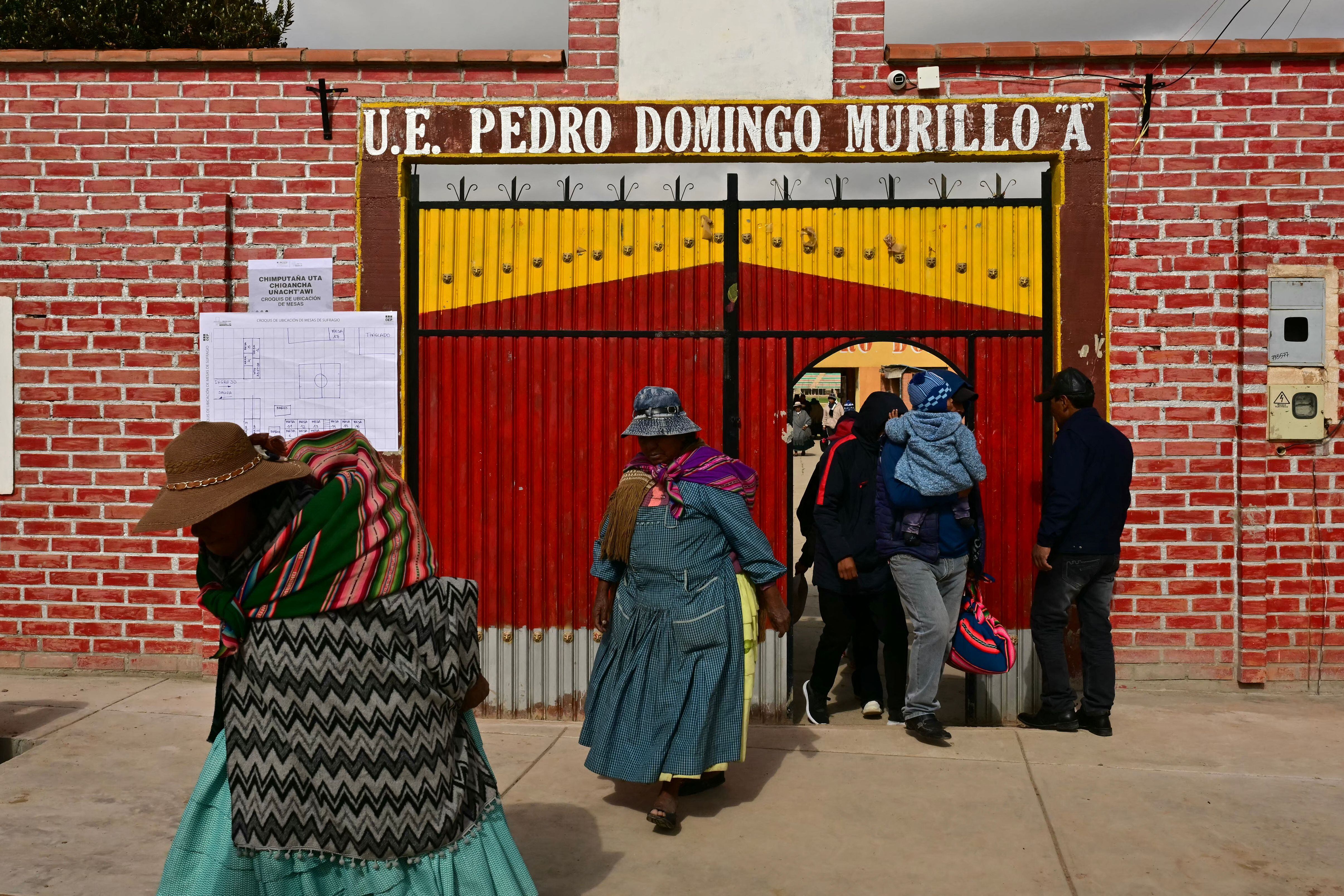 Las mesas electorales instaladas en Bolivia comenzaron a cerrar a partir de las 16.00 hora local (20.00 GMT) tras ocho horas de votación en la inédita segunda vuelta que se realiza este domingo.