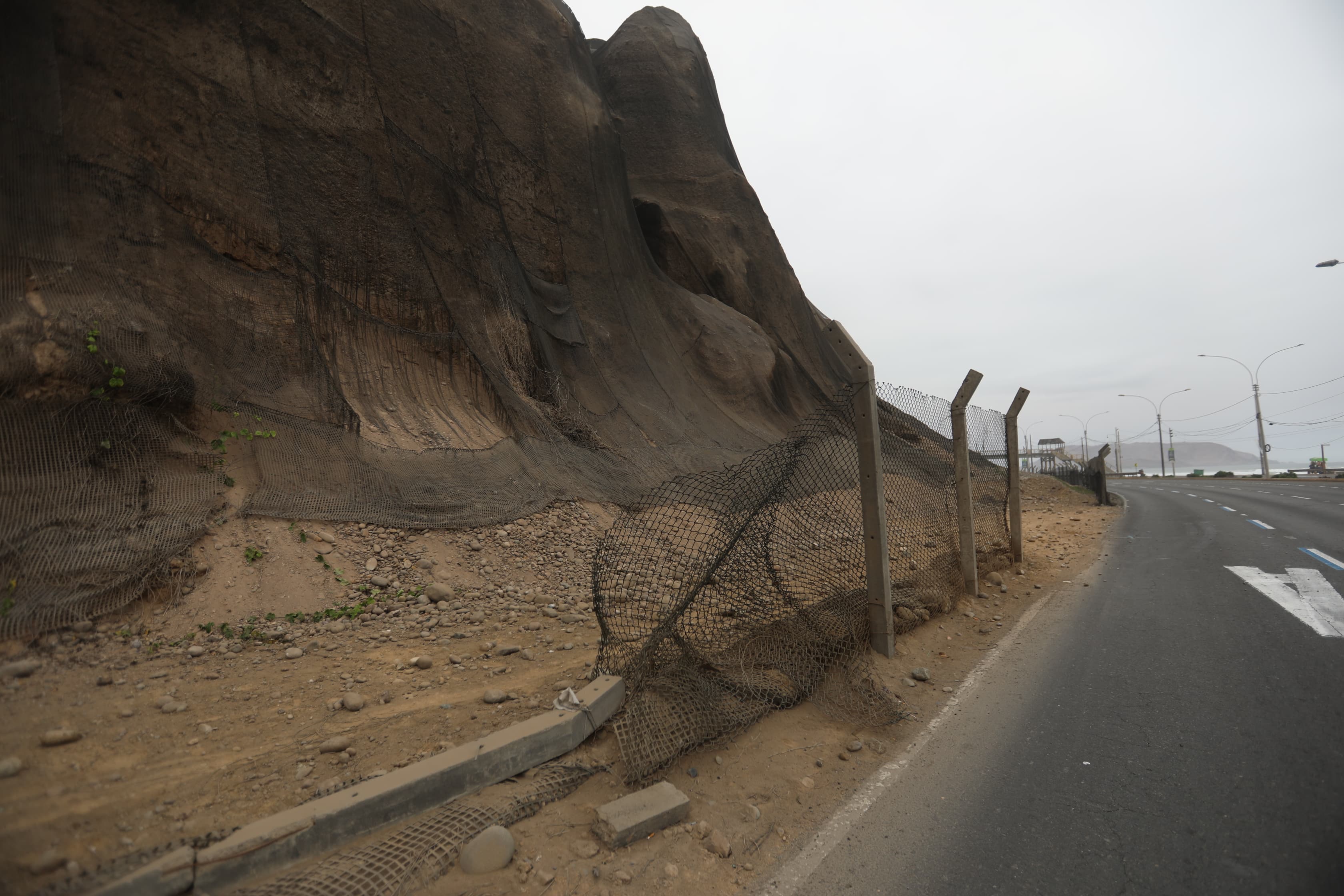 La Policía Nacional y bomberos cierran temporalmente la vía Costa Verde, tras deslizamientos en la vía después del sismo de 6.1 grados presenciado en la capital.