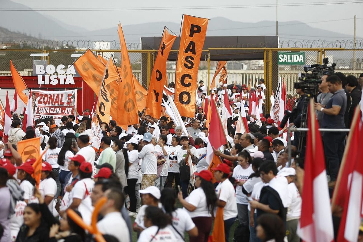 Simpatizantes de la candidata presidencial de Fuerza Popular, Keiko Fujimori, esperan su mitin de cierre de campaña en los exteriores del estadio Monumental de Ate | Foto: César Campos/@photo.gec