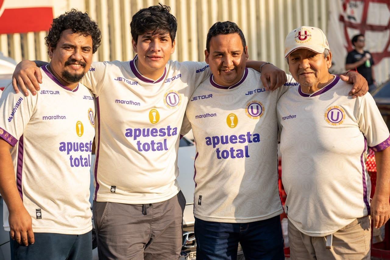 Hinchas de Universitario de Deportes llegan al Estadio Monumental para alentar al equipo crema en su encuentro ante FBC Melgar por la fecha 11 del Torneo Clausura de la Liga 1. Foto: Paloma del Solar / @photo.gec