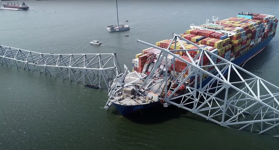 Parte de la estructura de acero del puente Francis Scott Key está sobre el buque portacontenedores Dali después de que este lo chocara en Baltimore, Maryland. (AFP).