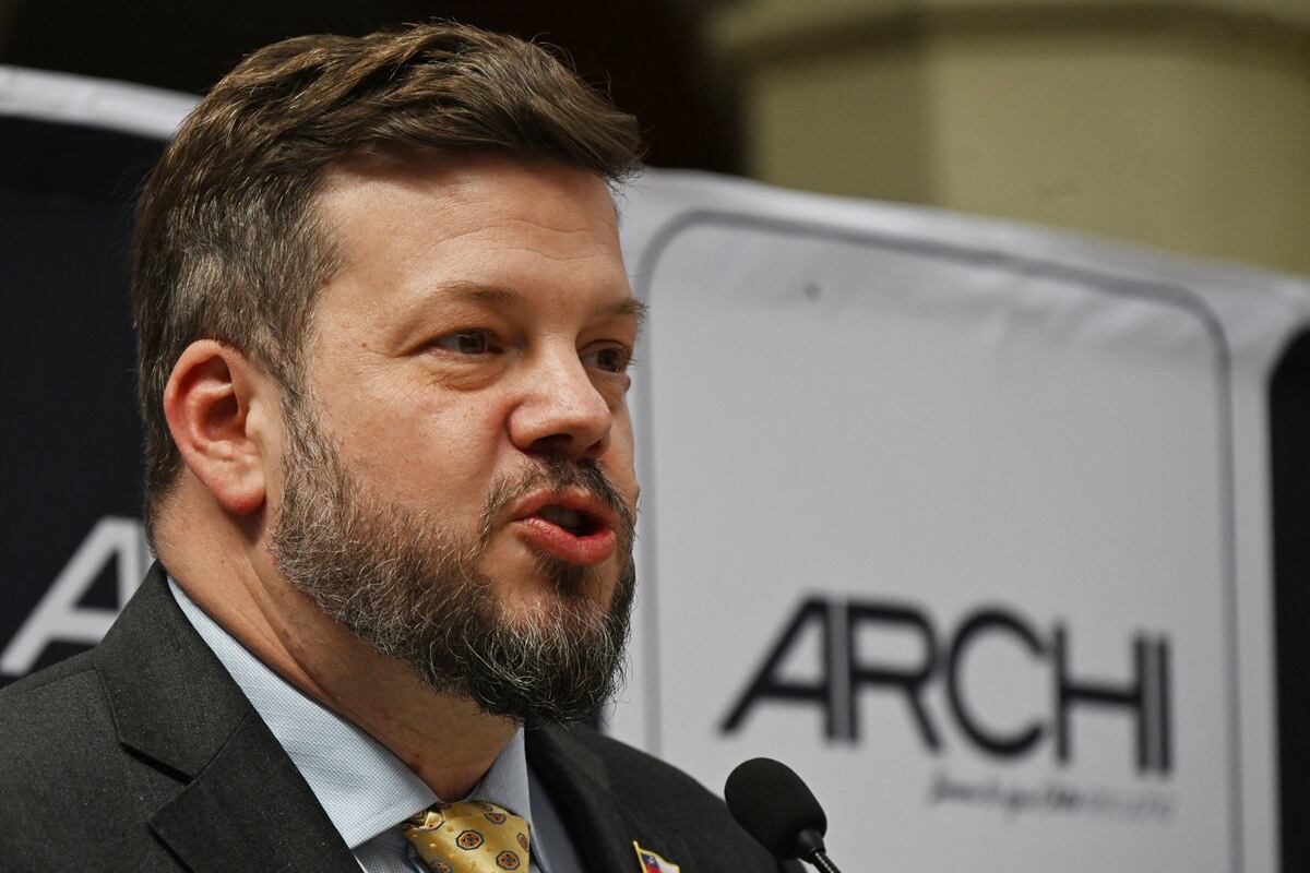 El candidato presidencial chileno Johannes Kaiser, del Partido Nacional Libertario, habla con la prensa en Santiago, el 4 de noviembre de 2025. (Rodrigo ARANGUA / AFP)