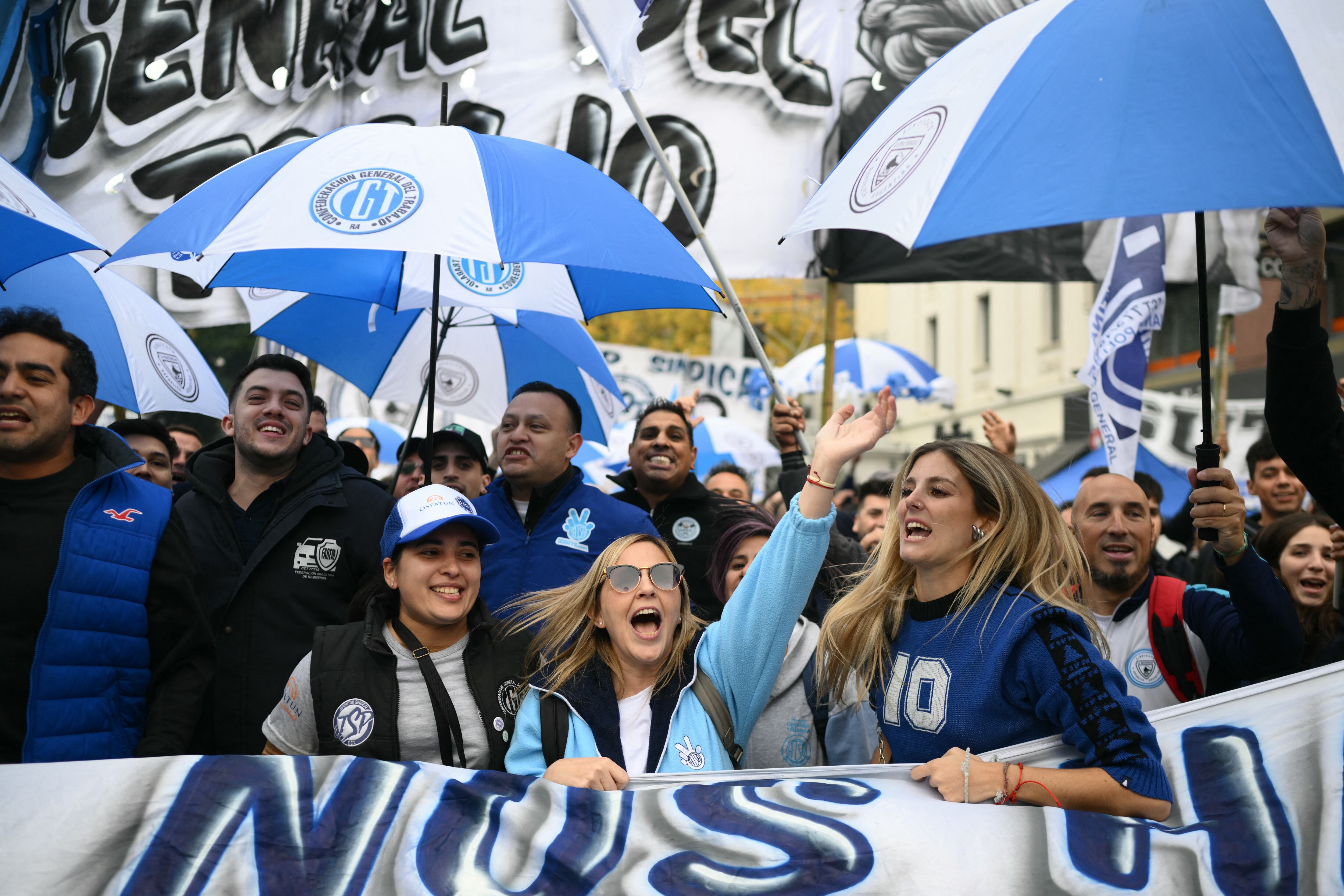Miembros de organizaciones laborales y sociales marchan durante una manifestación del Primero de Mayo (Día del Trabajo) en Buenos Aires el 1 de mayo de 2024. (Foto de Luis ROBAYO / AFP)