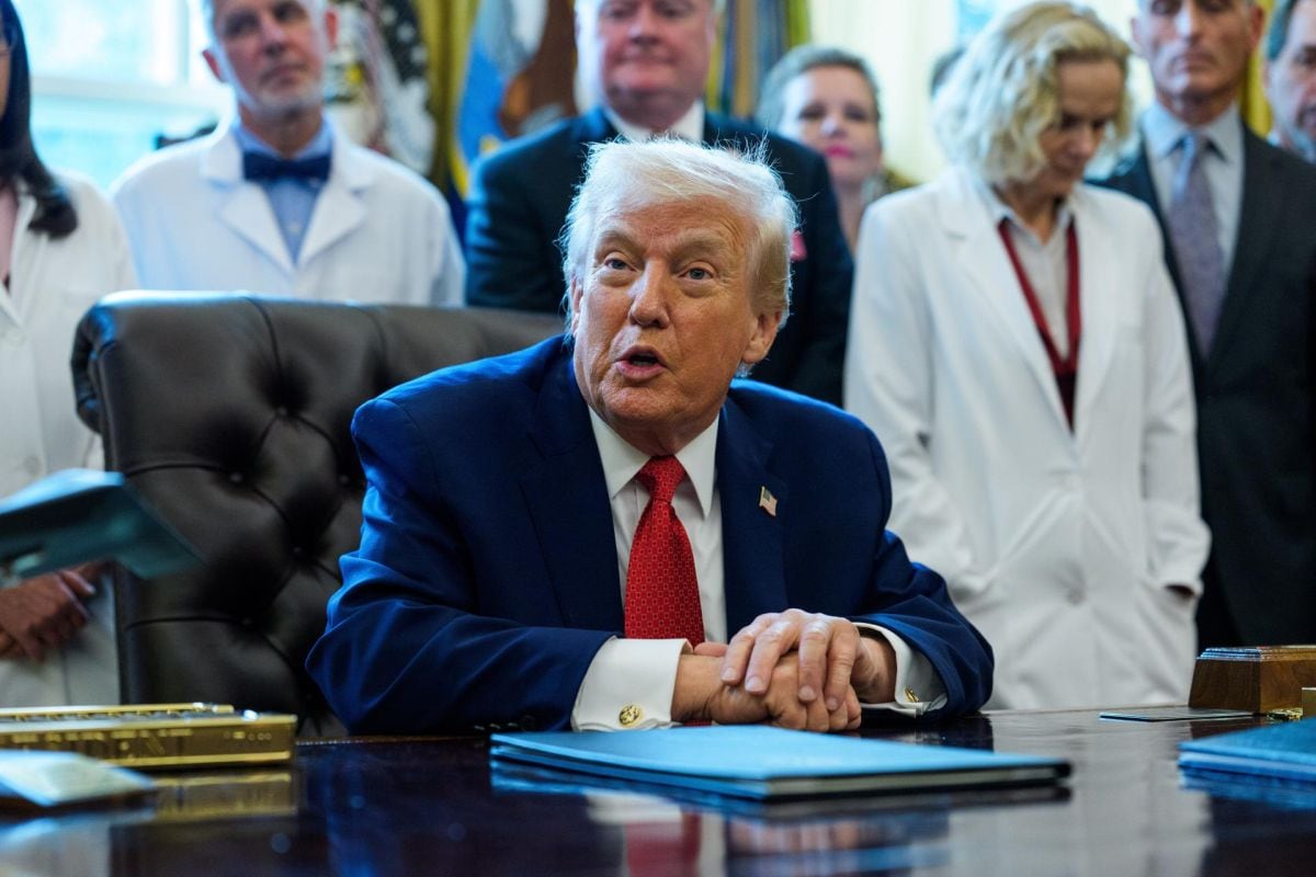 El presidente de Estados Unidos, Donald Trump, pronuncia unas palabras en el Despacho Oval de la Casa Blanca en Washington, D.C., EE. UU., el 18 de diciembre de 2025. Foto: EFE/EPA/AARON SCHWARTZ