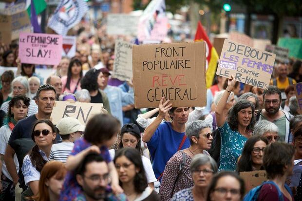 Manifestación feminista en contra del partido RN en Toulouse el 23 de junio. Sindicatos, grupos de estudiantes, grupos de derechos humanos convocaron movilizaciones contra la extrema derecha. (ALAIN PITTON/NURPHOTO VIA GETTY IMAGES).