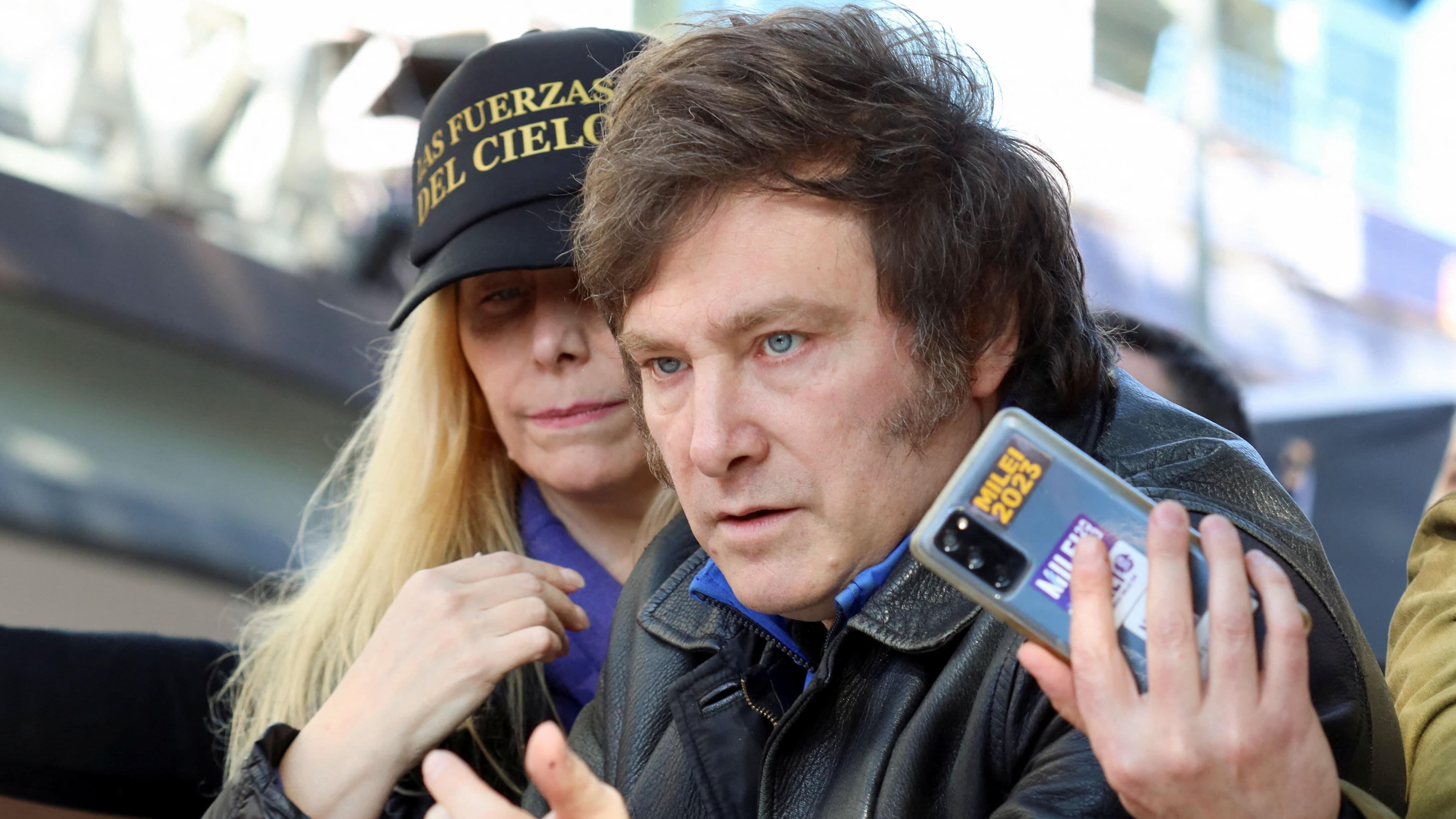 Javier Milei y su hermana Karina enfrentan el escándalo de corrupción más grande de lo que va de gobierno. (Foto: AFP)