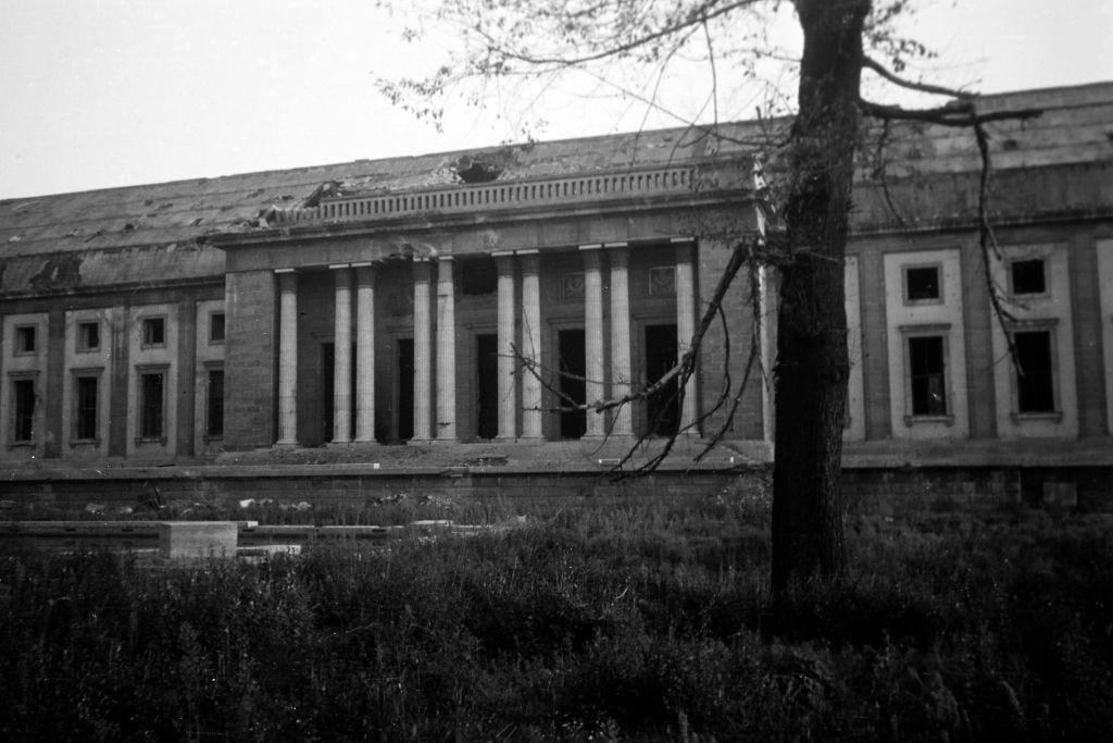 El edificio de la Nueva Cancillería del Reich quedó dañado después de la Guerra. (Getty Images).