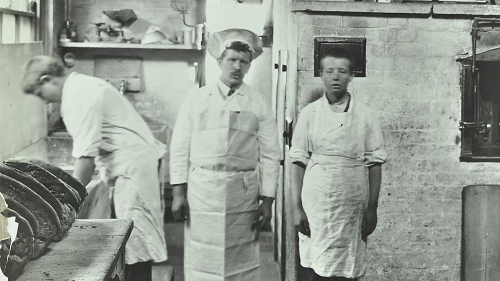 Antes de que se ideara el método Chorleywood en la década de 1950, hornear pan era un proceso mucho más laborioso.