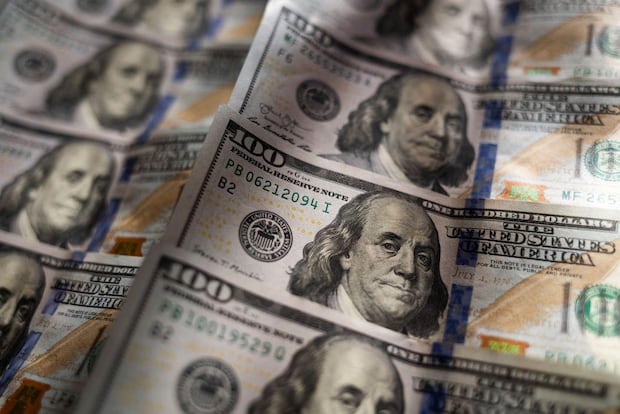 La debilitación del dólar es significativa. Según Bloomberg Dollar Spot Index, el billete verde cayó 0,7% en la jornada, mientras que todas las monedas del G-10 (los 10 países con las economías más grandes del mundo) se fortalecieron frente a la moneda estadounidense.