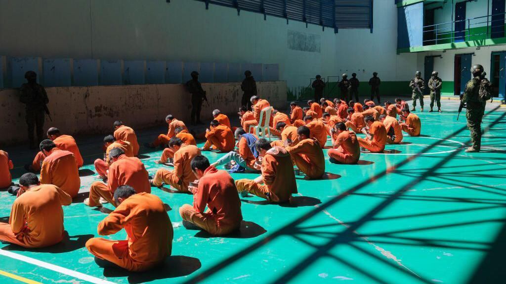 Ecuador está atravesando por una grave crisis de seguridad pública. En la foto, prisioneros son custodiados en una cárcel en la provincia de Cotopaxi. (GETTY IMAGES).