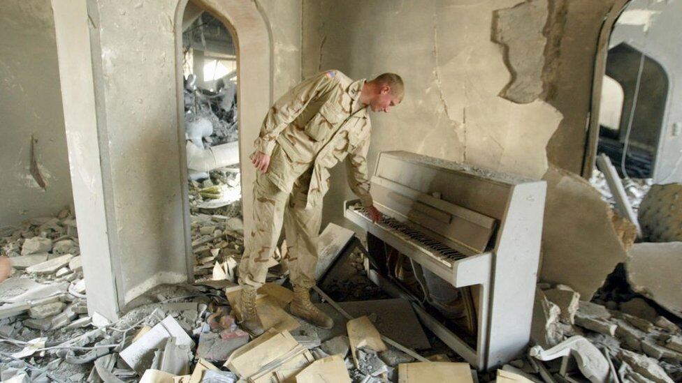 Saddam Hussein tenía varios pianos en distintos palacios en Irak. El que aparece en esta imagen estaba en la residencia de su hijo Uday, en Bagdad. (GETTY IMAGES).
