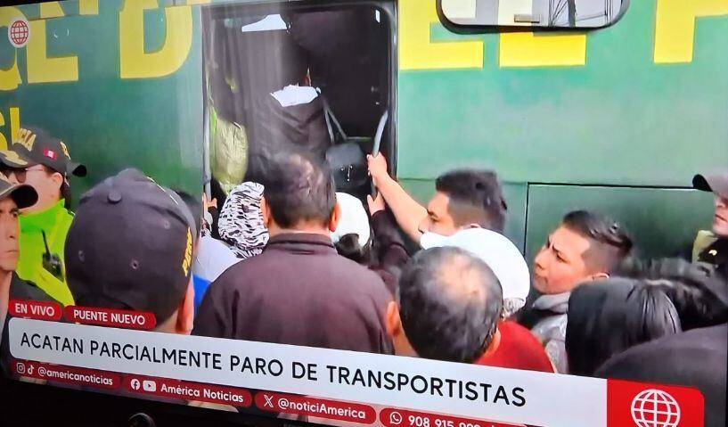 En Puente Nuevo, pasajeros abordan buses de la Policía Nacional para ser trasladados a diferentes destinos | Foto: América TV