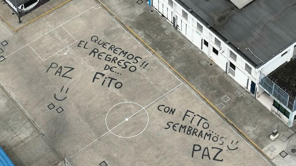 Vista aérea que muestra mensajes sobre la banda criminal Adolfo "Fito" Macías, escritos por reclusos de la prisión Regional 8 de Guayaquil. (Getty Images).