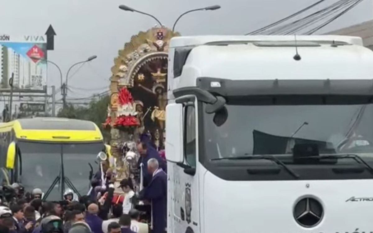 Avanza el Señor de los Milagros hacia el Callao