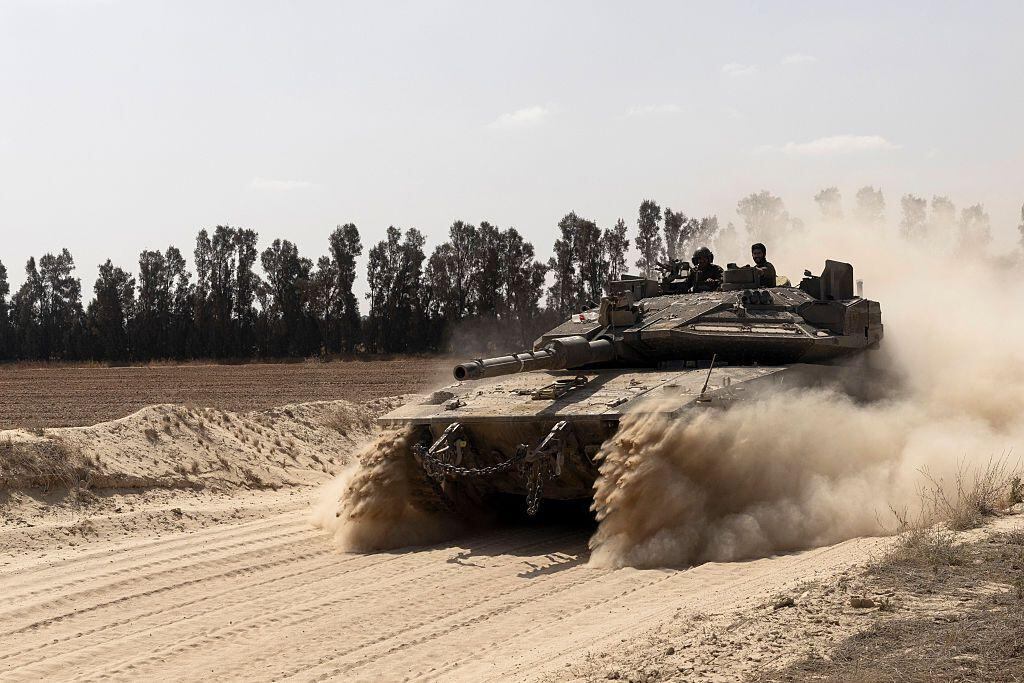 Un tanque israelí en el sur de la Franja de Gaza. (Amir Levy/Getty Images).