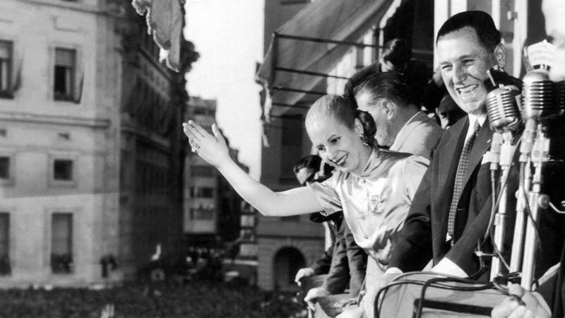 Juan Domingo Perón saluda desde el balcón de la Casa Rosada junto con "Evita" en 1950. (GETTY IMAGES).