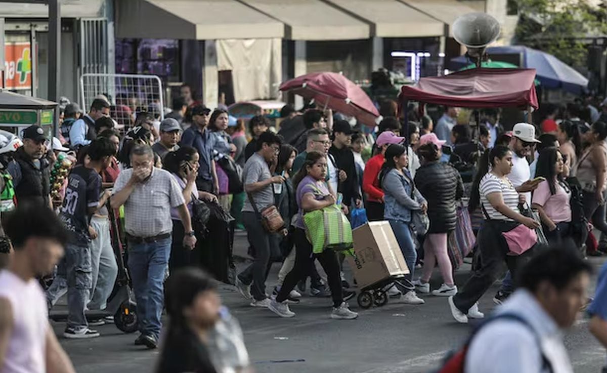 A solo dos días de la Navidad, cientos de personas llegan a Mesa Redonda para realizar compras de último momento . Desde las primeras horas del día, las calles y galerías del emporio comercial lucen abarrotadas. Hombres y mujeres recorren los puestos con bolsas en mano | Foto: Joel Alonzo/ @photo.gec