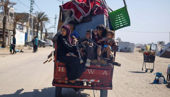 Llevando consigo lo que pueden, decenas de miles de personas han abandonado Rafah. Foto: GEC referencial
