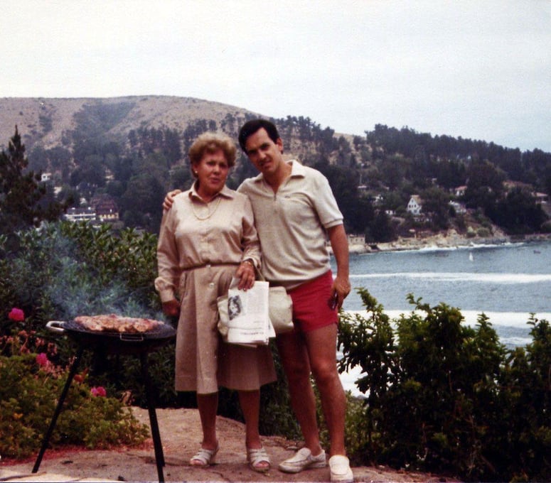 Junto a su madre, Magdalena Echenique, en Zapallar (balneario de clase alta en Chile) en la década de 1980. (FLICKR/SEBASTIÁN PIÑERA).