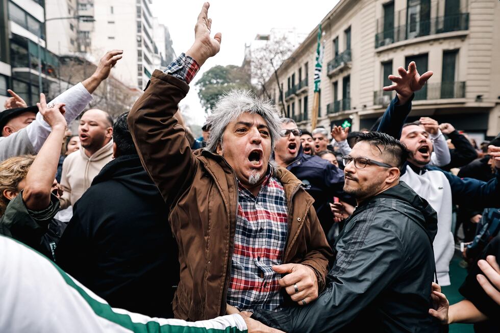 Mientras en el Senado se debatía la propuesta, en las calles se concentraban los detractores de Javier Milei.