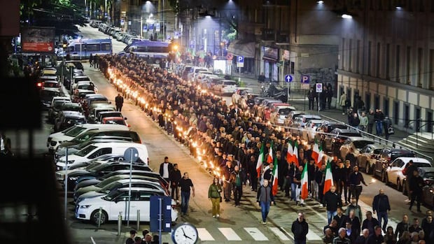 La procesión con antorchas es organizada en Milán por formaciones de extrema derecha. (GETTY IMAGES).