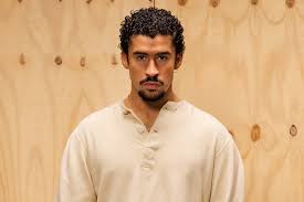 Harry Styles regresa al escenario para entregar el premio a Mejor Álbum del Año a Bad Bunny , coronando al puertorriqueño con el máximo galardón de la noche por su innovador álbum, que fusiona ritmos urbanos con producción de vanguardia y consolidando su influencia global.