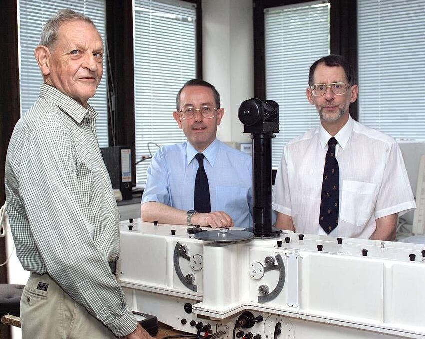 Los tres científicos británicos que descubrieron el agujero en la capa de ozono con un instrumento similar al que permitió el hallazgo. De izquierda a dererecha: Joe Farman, Brian Gardiner y Jonathan Shanklin.