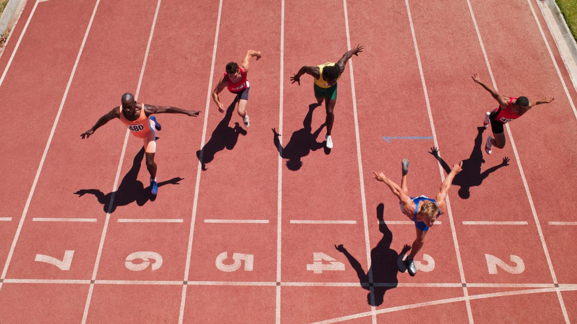 Es mucho más probable que un atleta obtenga mejores resultados en una competencia que durante el entrenamiento.