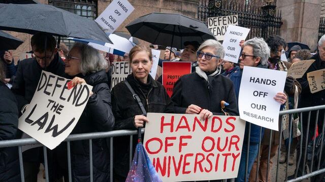 “Te doy la visa, pero antes debo revisar tus redes sociales”: ¿qué hay detrás de la última medida de Trump para otorgar visas a estudiantes foráneos?