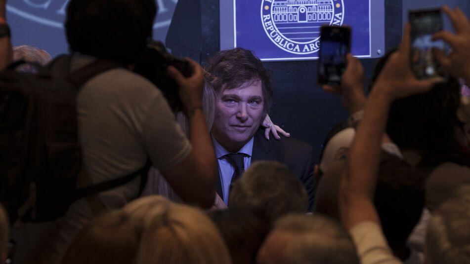 Una pregunta clave sobre el plan monetario de Milei es cómo logrará dolarizar la economía de un país donde los dólares escasean. (GETTY IMAGES).