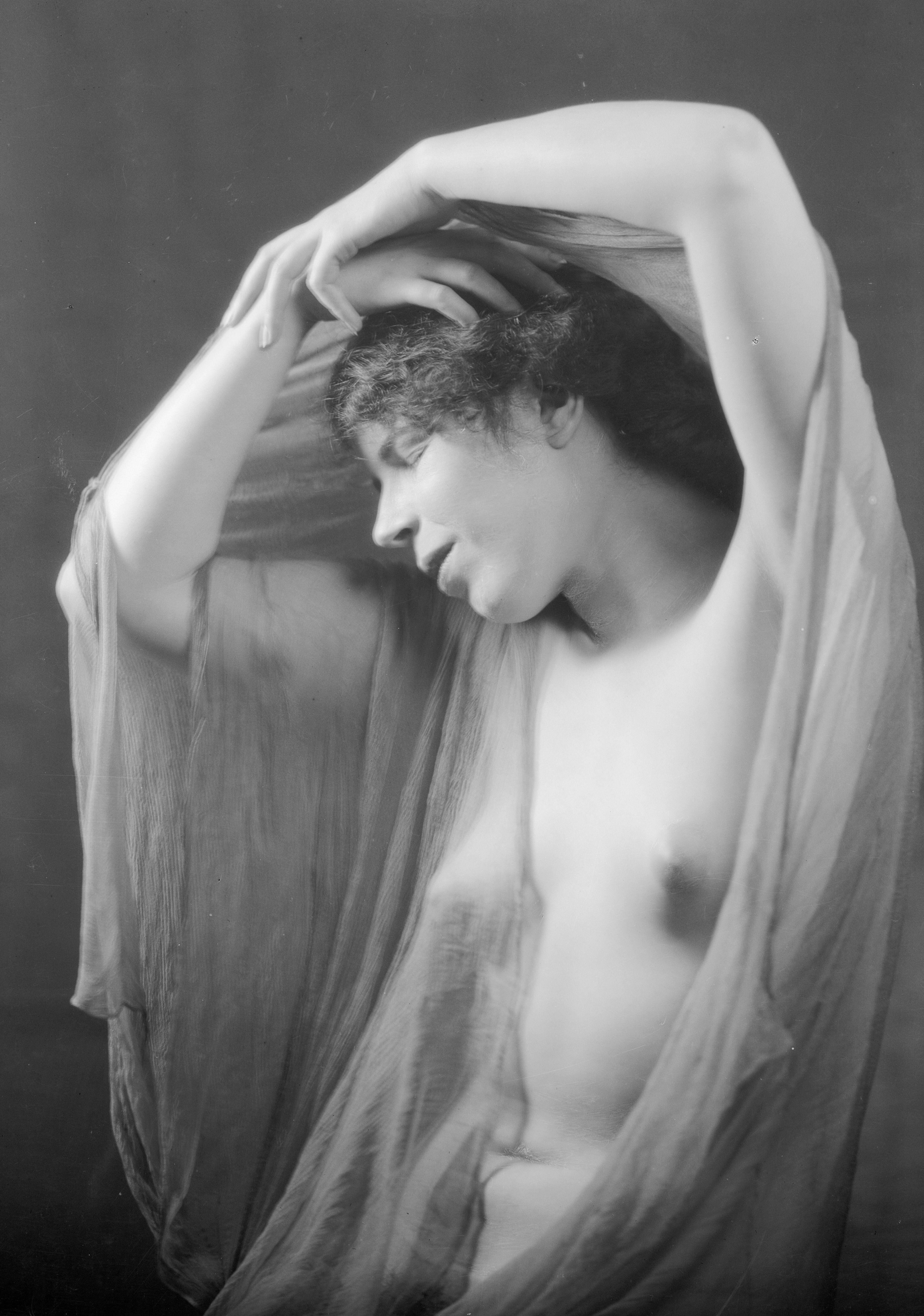 Retrato de Mildred Gillars cuando aspiraba a ser actriz. Hecho por Arnold Genthe, 17 de junio de 1928. (GETTY IMAGES).