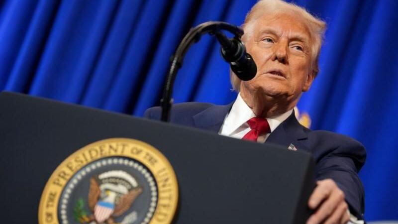 Trump justificó la deportación de venezolanos bajo la Ley de Enemigos Extranjeros de 1798.