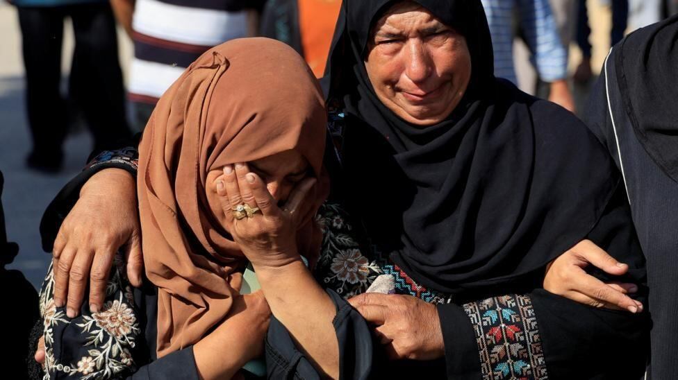 Dos mujeres conmocionadas por los ataques en Gaza. (Reuters).