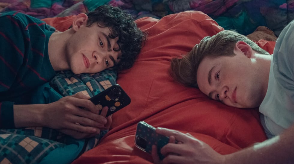 Nick y Charlie, de la serie "Heartstopper", son parte de la generación que prefiere un mensaje a una llamada.