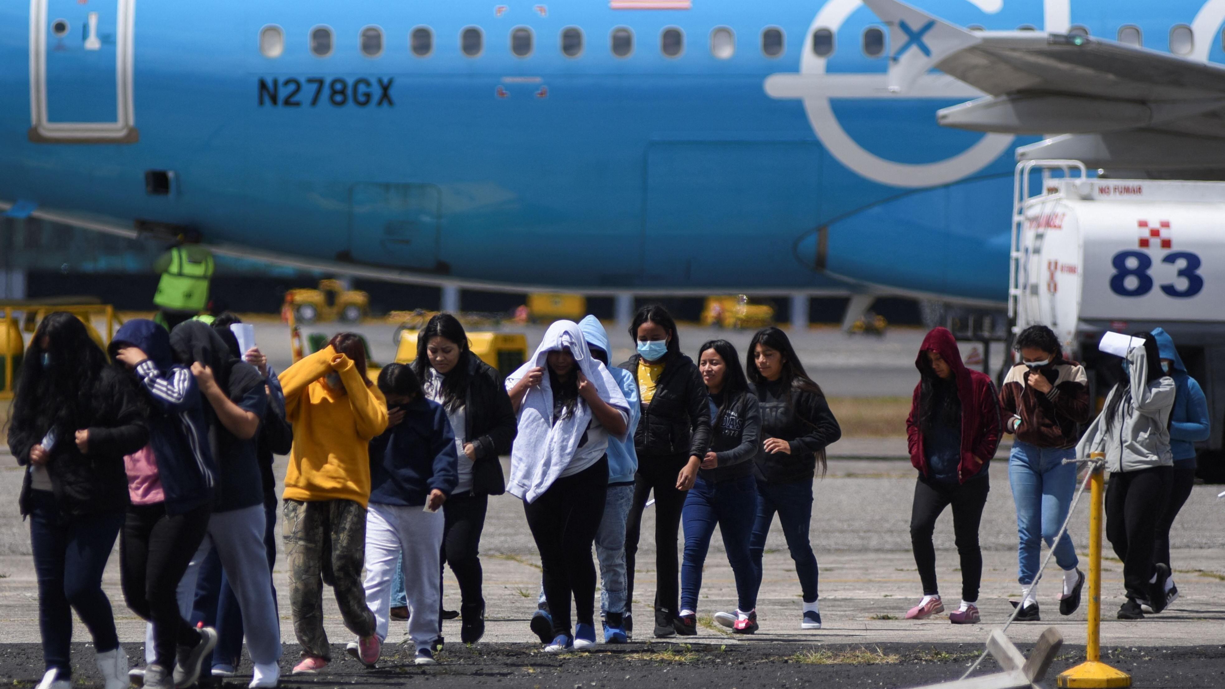 CBP busca que EE.UU. pueda cobrar multas pendientes a migrantes fuera del territorio estadounidense. | Crédito: AFP