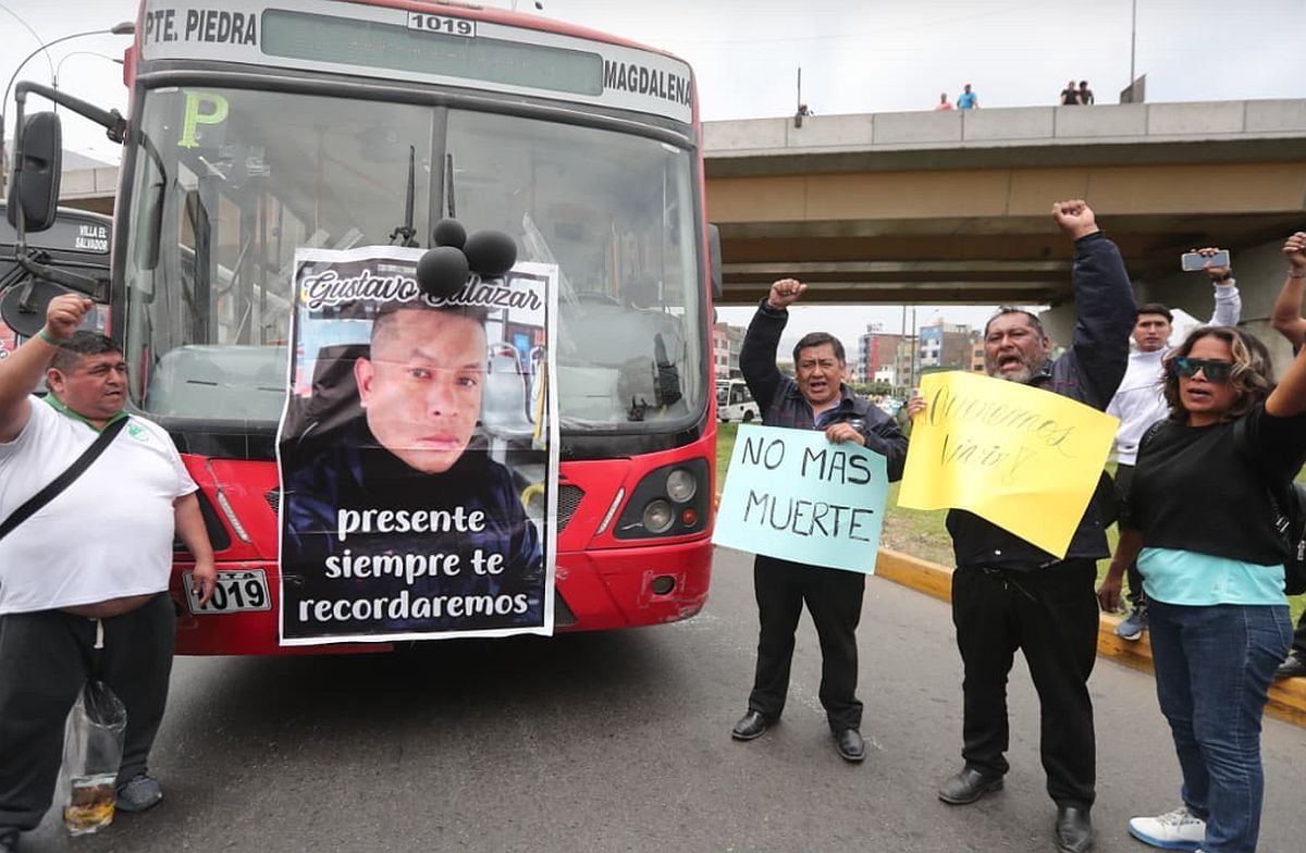 Transportistas de diferentes empresas bloquean con sus unidades el acceso a la Panamericana Norte en el óvalo Habich | Foto: Antonio Melgarejo/ @photo.gec
