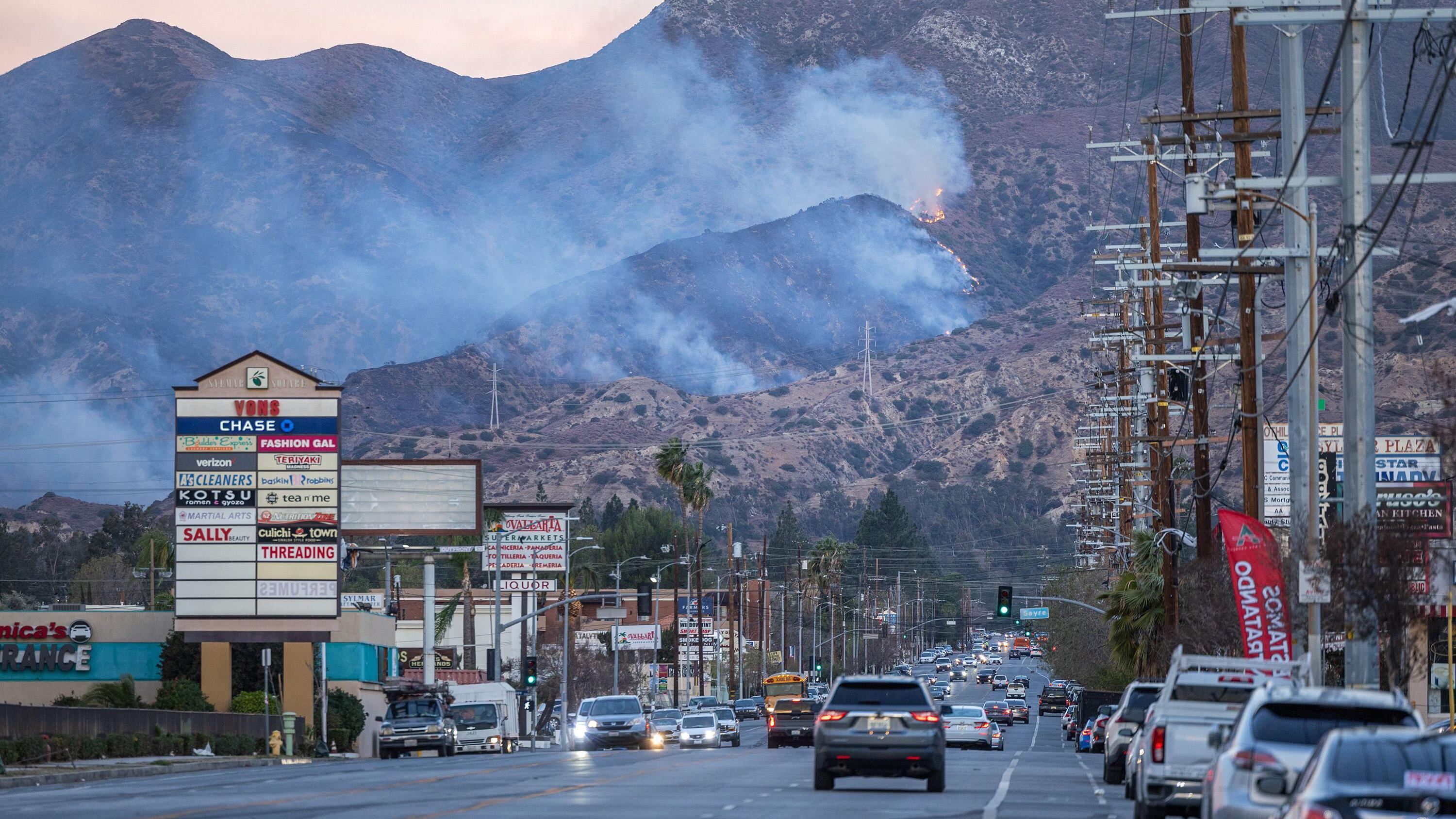 Los vientos de Santa Ana son secos, por lo que absorben la humedad de la vegetación y hacen que los incendios forestales se propaguen más rápido. (Getty Images).