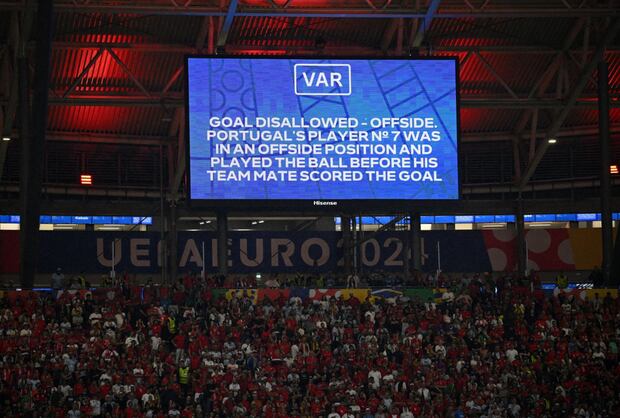 El público en el estadio y en los televidentes reciben mensajes con la decisión del VAR basada en la tecnología.