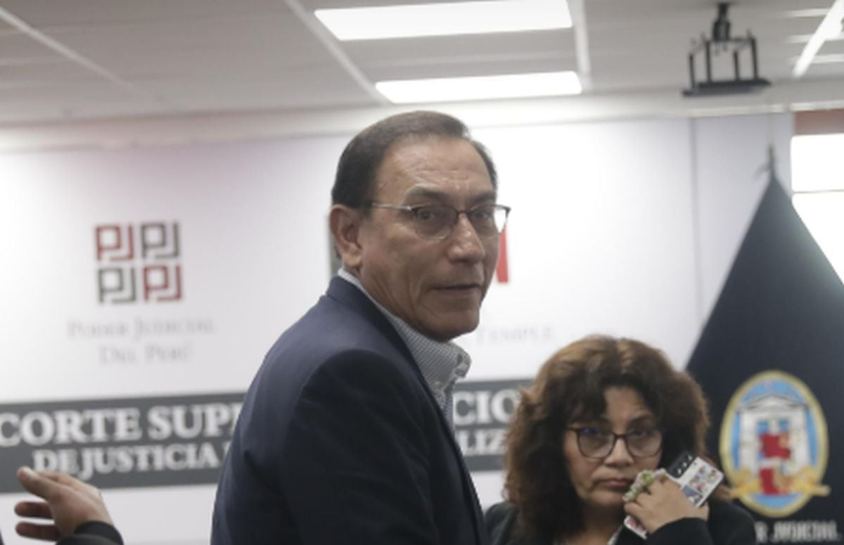 El expresidente Martín Vizcarra se despidió de los periodistas que llegaron hasta la sala de audiencias. Exmandatario ya fue detenido y en las siguientes horas será recluido en el penal de Barbadillo | Foto: Hugo Pérez / @photo.gec