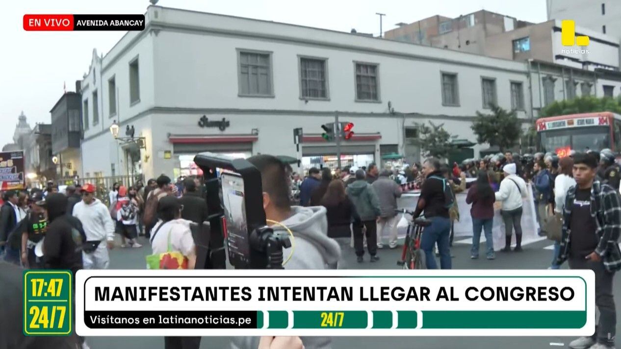 Hay presencia de policías cerca a los transportistas.