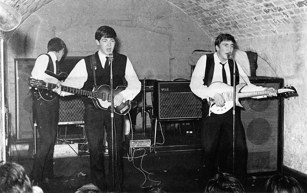 La última vez que se vio el bajo, se veía distinto a esta foto, de 1962, cuando no había pasado por 8 años de giras. Aquí, The Beatles apenas empezaba en el Cavern Bass de Liverpool.