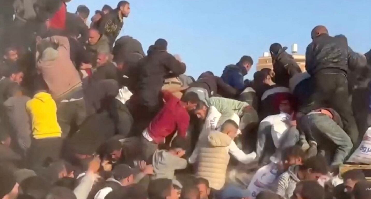 Muchos luchaban por obtener la comida lanzada desde el aire por EE.UU. (REUTERS).