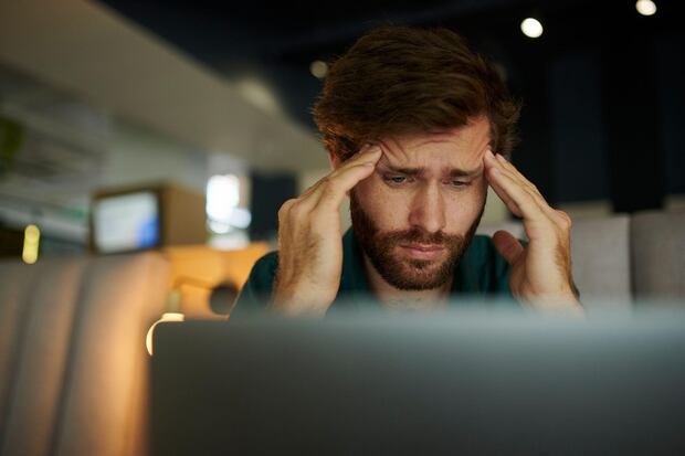 La inteligencia artificial podría inundar internet con información falsa, difícil de detectar para los ciudadanos comunes, advirtió Hinton.