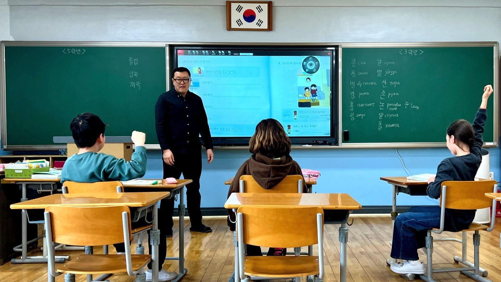 A los profesores les preocupa que los estudiantes koryoin no puedan ponerse al día académicamente. (BBC COREA).