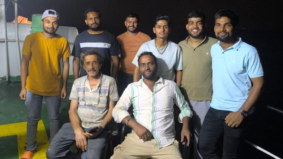 La tripulación feliz a bordo del buque Stratos tras su reflotamiento en mayo, luego de meses varado en el mar.