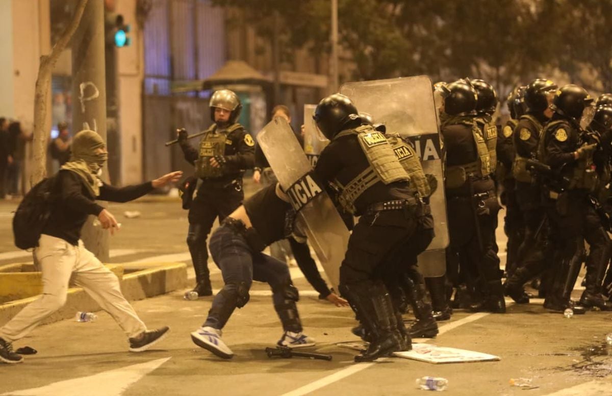 Las protestas se tornaron violentas en el Cercado de Lima durante la movilización del miércoles 15 de octubre | Foto: Antonio Melgarejo / El Comercio