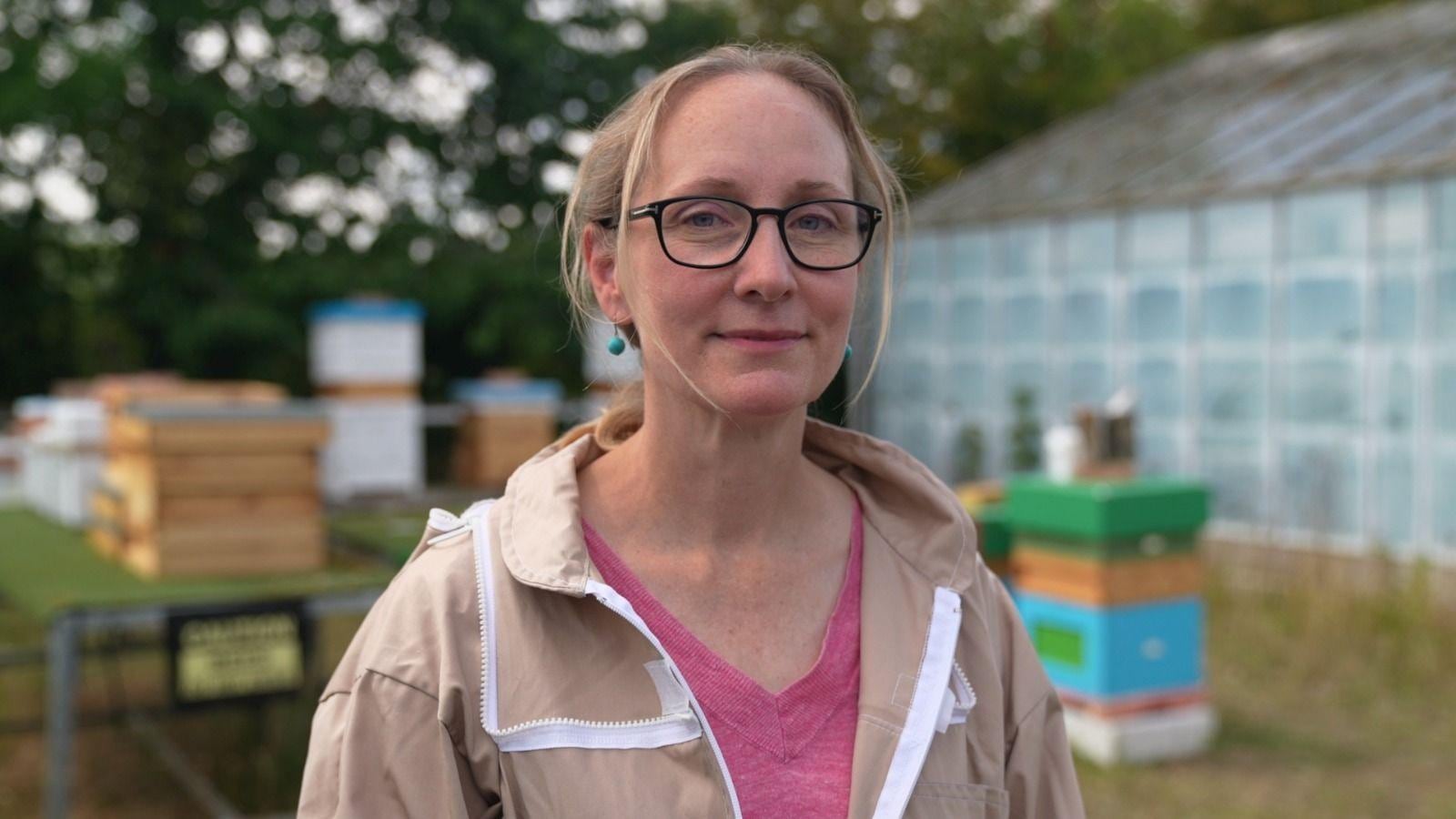 La profesora Geraldine Wright empezó a trabajar en la nutrición de las abejas después de que los apicultores le contaran que muchas de sus abejas estaban muriendo.