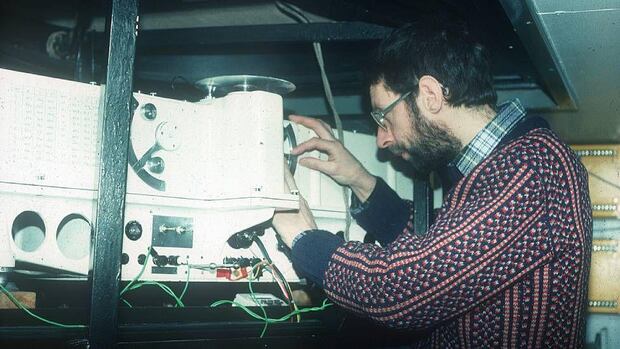 Shanklin realizando observaciones de ozono con un instrumento Dobson en la década de 1980.