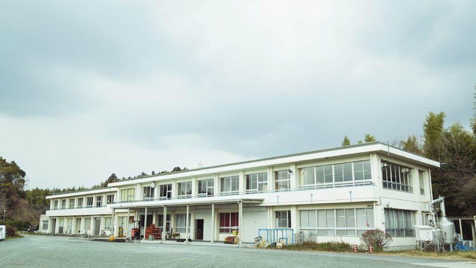 Esta escuela centenaria ahora alberga una fábrica de sake en la ciudad de Kikuchi, prefectura de Kumamoto. (BISHONEN CO., LTD).